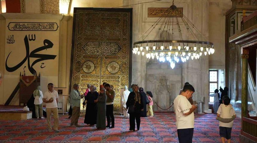 Bayramda Edirne&rsquo;ye akın ettiler: Kabe taşı ve &ouml;rt&uuml;s&uuml; yoğun ilgi g&ouml;rd&uuml;