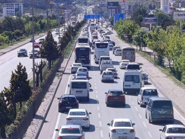 Tatilcilerin dönüş yoluna geçmesiyle Afyonkarahisar’da trafik yoğunluğu başladı 1