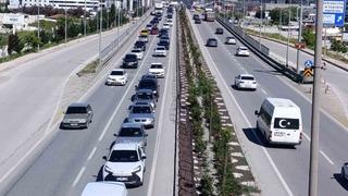 Tatilcilerin dönüş yoluna geçmesiyle Afyonkarahisar’da trafik yoğunluğu başladı