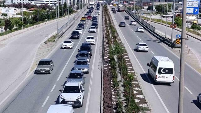 Tatilcilerin dönüş yoluna geçmesiyle Afyonkarahisar’da trafik yoğunluğu başladı