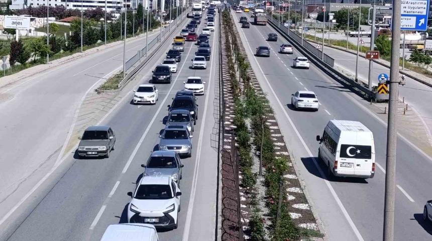 Tatilcilerin d&ouml;n&uuml;ş yoluna ge&ccedil;mesiyle Afyonkarahisar&rsquo;da trafik yoğunluğu başladı