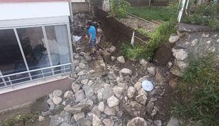 Amasya'da istinat duvarı saniyeler i&ccedil;in &ccedil;&ouml;kt&uuml;