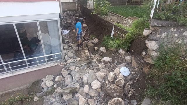 Amasya'da istinat duvarı saniyeler için çöktü