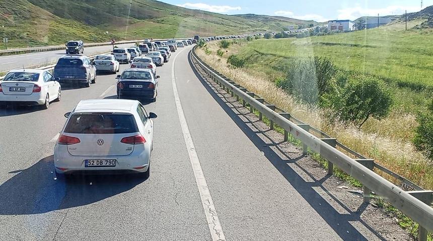 Trabzon&rsquo;dan batıya d&ouml;n&uuml;ş kabusu: Ankara ve İzmir yolları tamamen kilitlendi