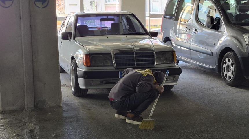 Katlı otoparkta yakıt sızdıran otomobil paniğe sebep oldu
