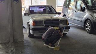 Katlı otoparkta yakıt sızdıran otomobil paniğe sebep oldu
