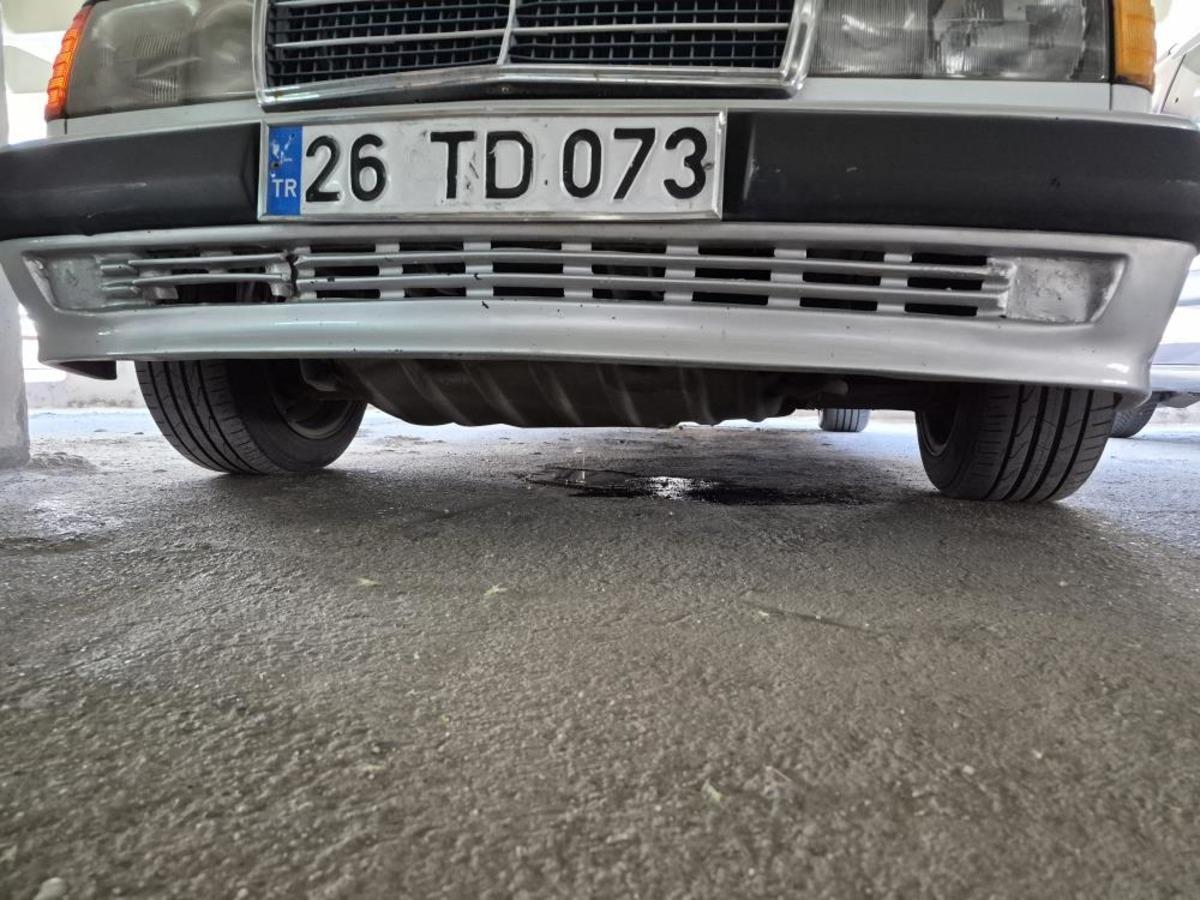 Katlı otoparkta yakıt sızdıran otomobil paniğe sebep oldu 1
