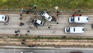 Feci kazada hayatını kaybeden &ccedil;ift ve b&uuml;y&uuml;k kızı toprağa verildi