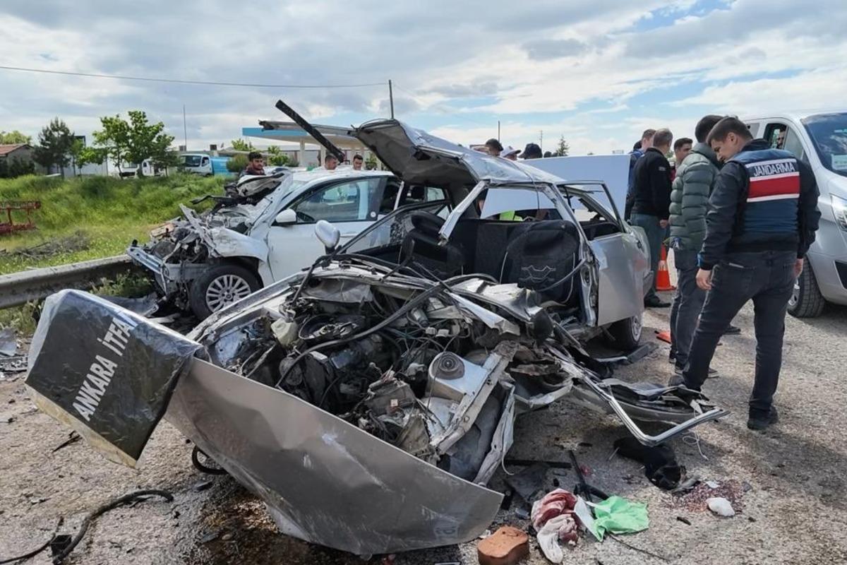 Feci kazada hayatını kaybeden &ccedil;ift ve 10 yaşındaki kızları toprağa verildi 1