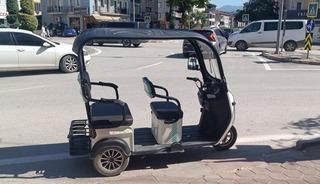 Devrilen elektrikli motosikletteki 3 kişi yaralandı