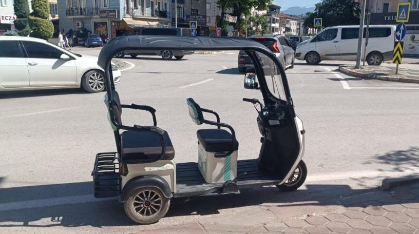 Devrilen elektrikli motosikletteki 3 kişi yaralandı