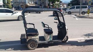 Devrilen elektrikli motosikletteki 3 kişi yaralandı