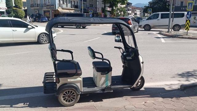 Devrilen elektrikli motosikletteki 3 kişi yaralandı