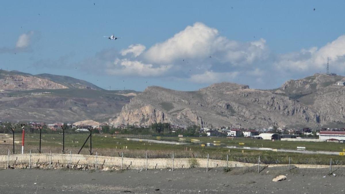 Van da şiddetli r&uuml;zgar u&ccedil;aklara pisti pas ge&ccedil;irdi 1
