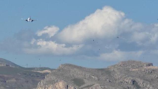 Van'da şiddetli rüzgar uçaklara pisti pas geçirdi