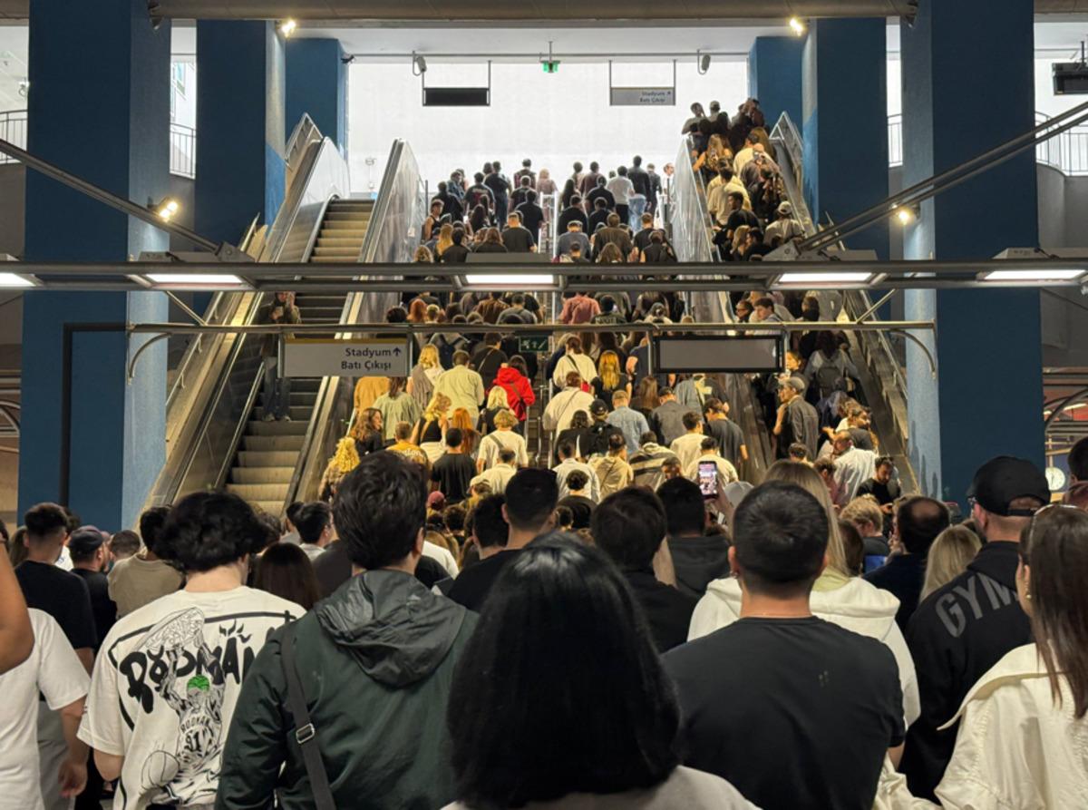İstanbul da Kanye West izdihamı! Metro hattı kilitlendi, yaklaşık y&uuml;z bin kişi akın etti 2
