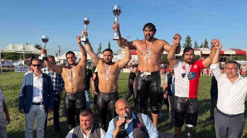 Kavasoğlu ve Şamdancıbaşı İbrahim Yağlı Pehlivan G&uuml;reşleri&rsquo;nde başpehlivan İsmail Ko&ccedil;