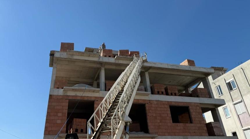Antalya&rsquo;da inşaatta mahsur kalan ustayı itfaiye ekipleri kurtardı
