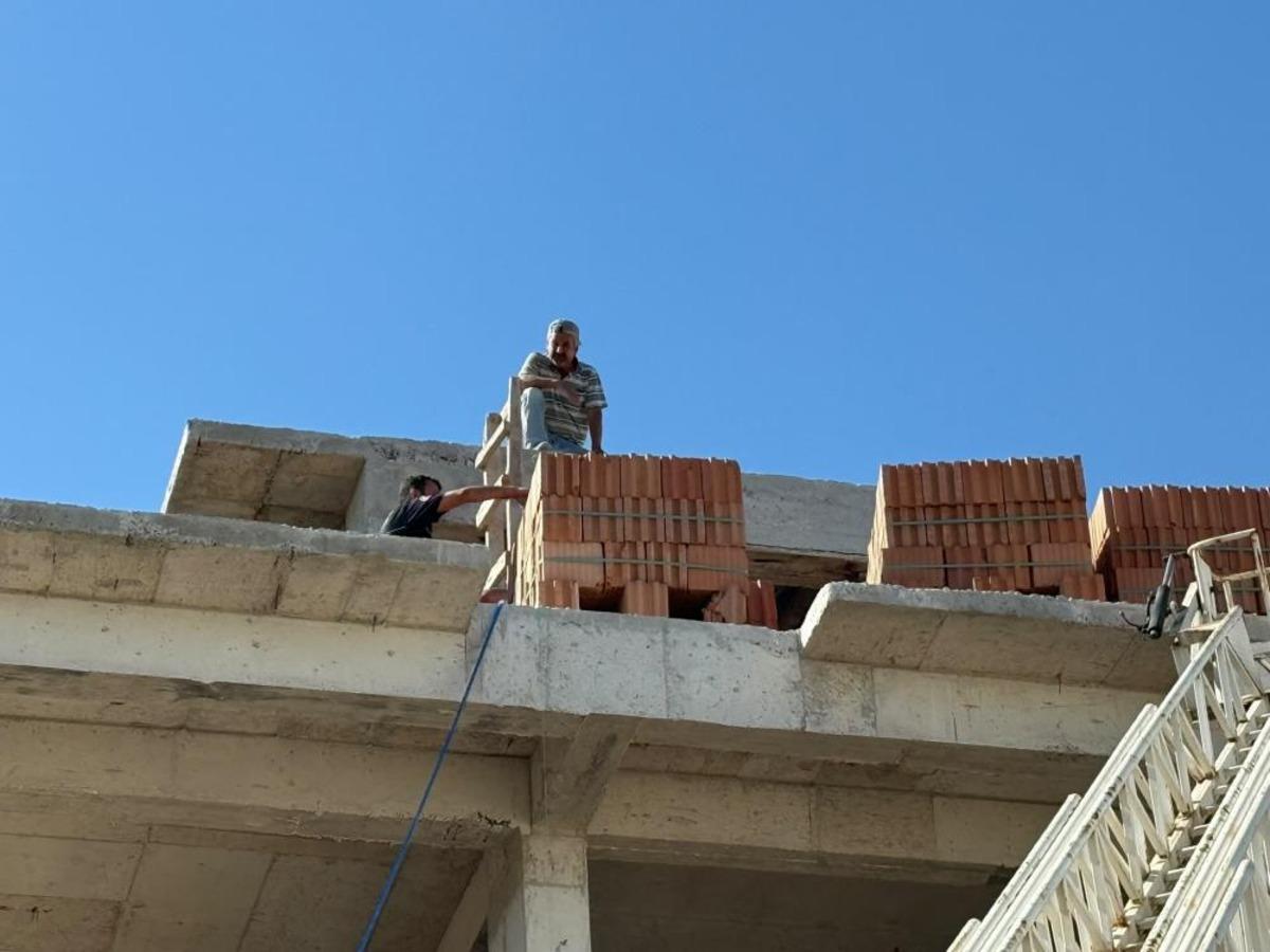 Antalya&rsquo;da inşaatta mahsur kalan ustayı itfaiye ekipleri kurtardı 1