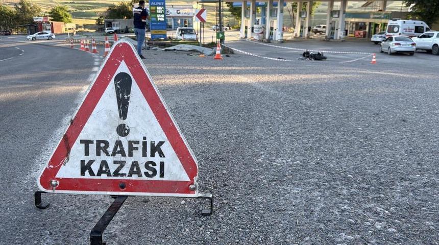 &Ouml;l&uuml;m virajında motosiklet takla attı: 1 &ouml;l&uuml;