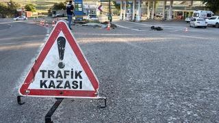 Ölüm virajında motosiklet takla attı: 1 ölü