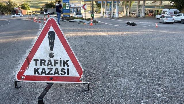 Ölüm virajında motosiklet takla attı: 1 ölü