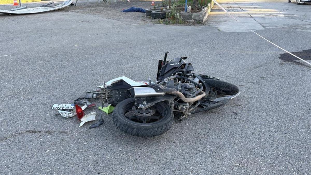 &Ouml;l&uuml;m virajında motosiklet takla attı: 1 &ouml;l&uuml; 2