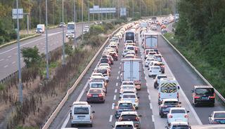 Tatilciler d&ouml;n&uuml;şe ge&ccedil;ti! D&uuml;zce ge&ccedil;işinde trafik durma noktasına geldi