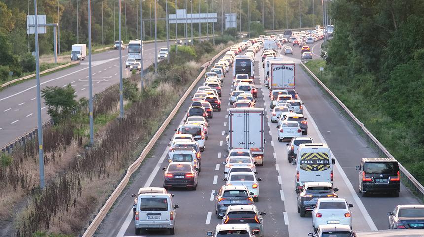 Tatilciler d&ouml;n&uuml;şe ge&ccedil;ti! D&uuml;zce ge&ccedil;işinde trafik durma noktasına geldi