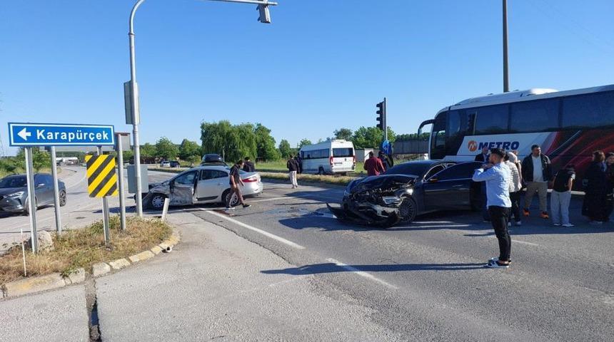 Sakarya'da zincirleme kaza: 3'&uuml; &ccedil;ocuk 5 yaralı