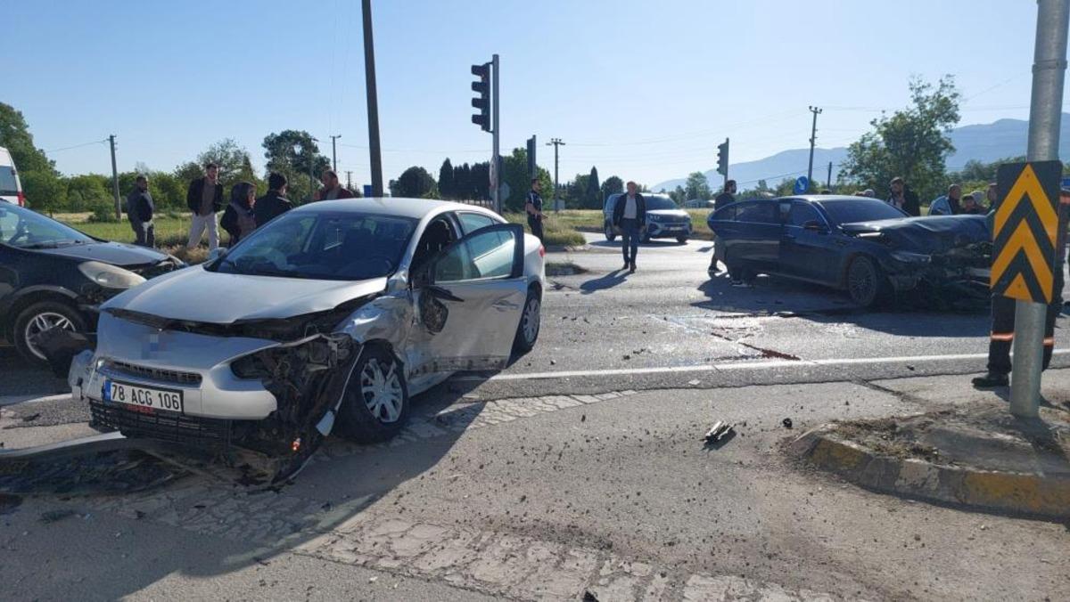 Sakarya da zincirleme kaza: 3 ü çocuk 5 yaralı 1