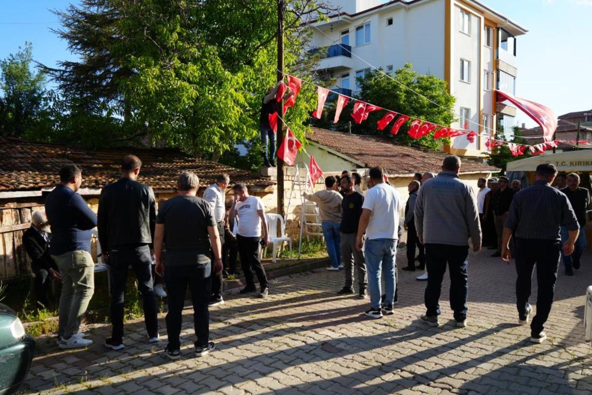 Görev başında şehit oldu, baba ocağı Türk bayraklarıyla donatıldı 1