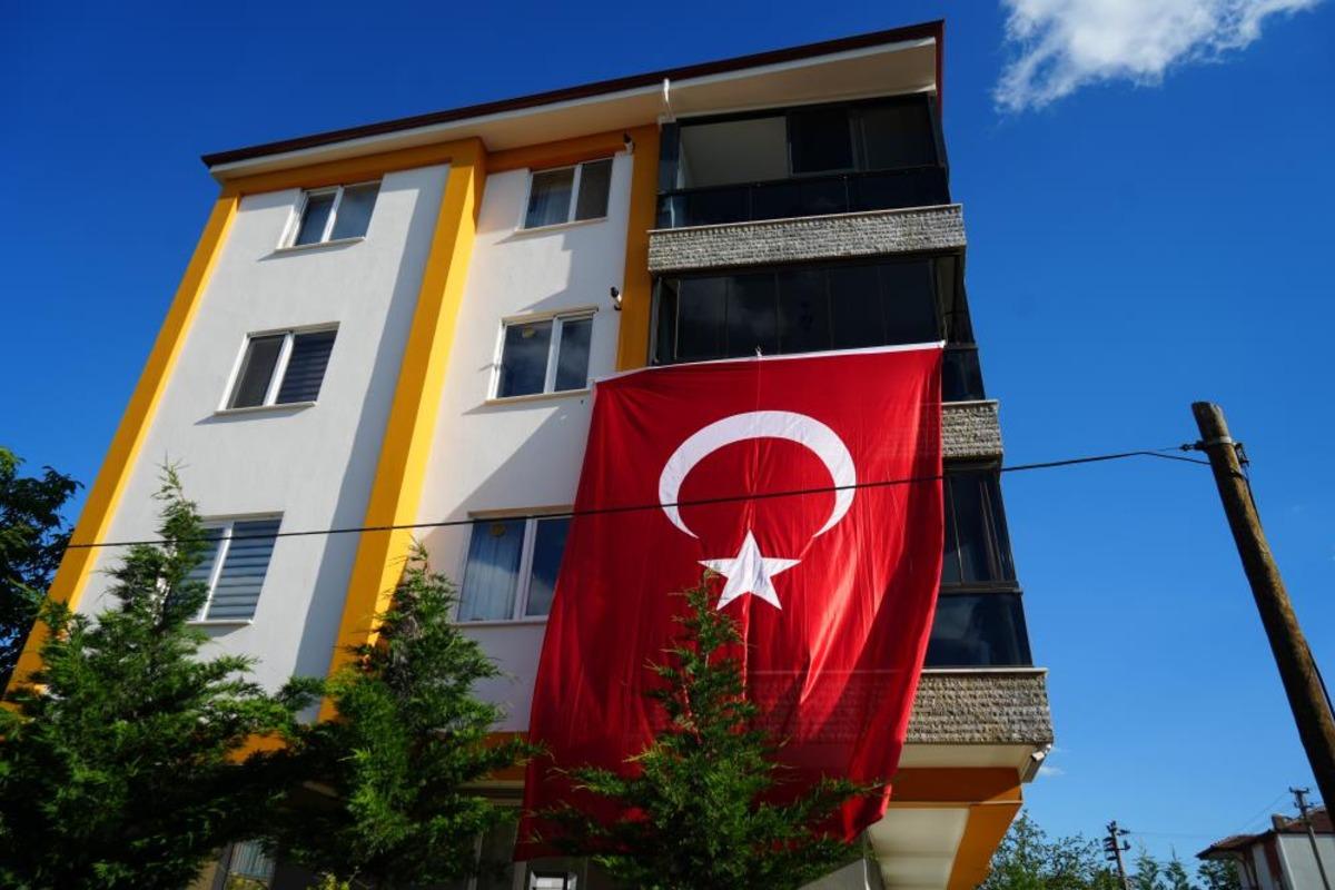 Görev başında şehit oldu, baba ocağı Türk bayraklarıyla donatıldı 2
