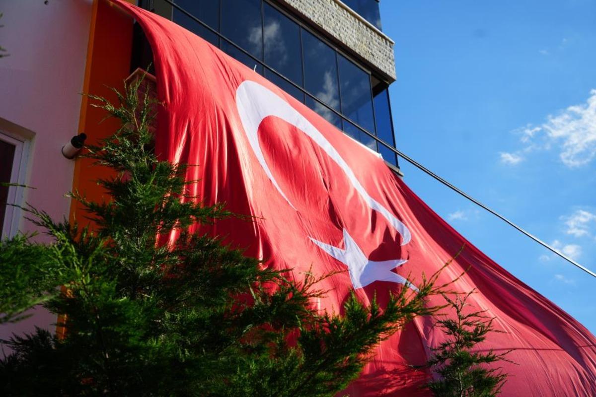 Görev başında şehit oldu, baba ocağı Türk bayraklarıyla donatıldı 3