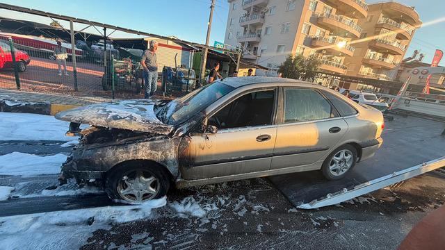 Antalya'da otomobil alev aldı