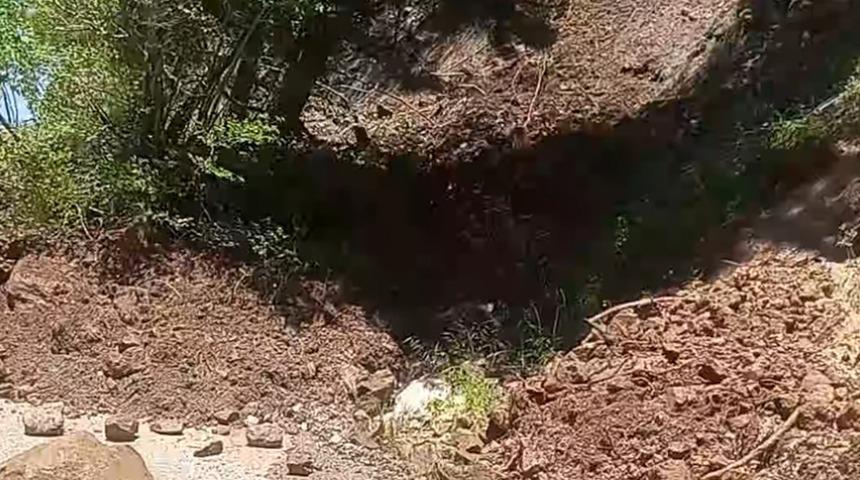 Osmaniye&acute;de heyelan! Yayla yolu kapandı