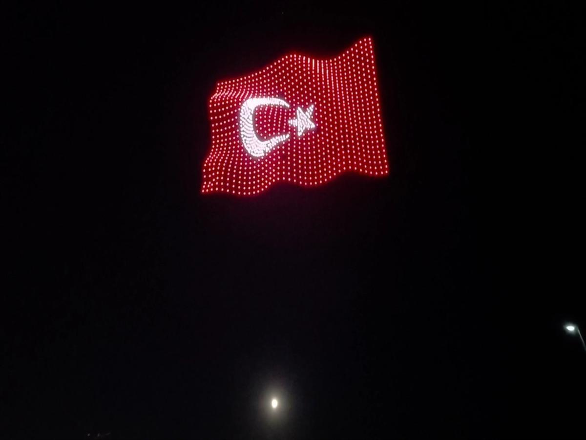 İstanbul&rsquo;un fethinin 573. yıl d&ouml;n&uuml;m&uuml;ne &ouml;zel 1453 dronla ışık g&ouml;sterisi 4