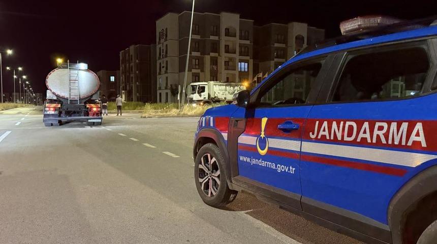 Diyarbakır&rsquo;da halk otob&uuml;s&uuml; ile otomobil &ccedil;arpıştı: 2 &ouml;l&uuml;, 5 yaralı