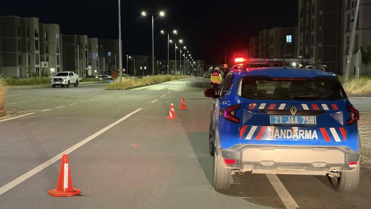 Diyarbakır&rsquo;da halk otob&uuml;s&uuml; ile otomobil &ccedil;arpıştı: 2 &ouml;l&uuml;, 5 yaralı 2
