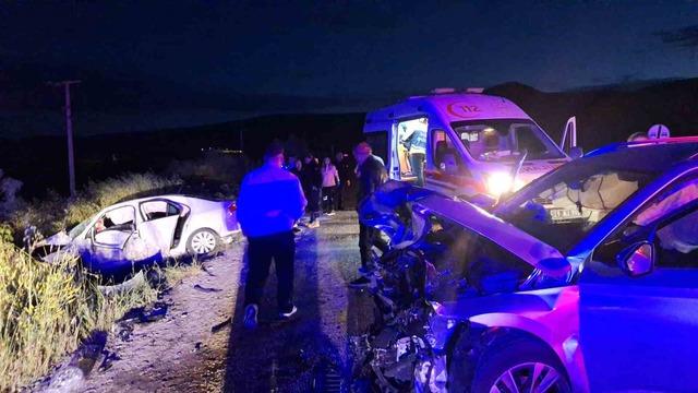 &Ccedil;orum&rsquo;da iki otomobil &ccedil;arpıştı: 1&rsquo;i ağır 7 yaralı 5