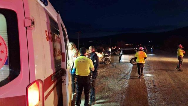&Ccedil;orum&rsquo;da iki otomobil &ccedil;arpıştı: 1&rsquo;i ağır 7 yaralı 4