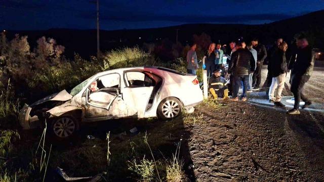 &Ccedil;orum&rsquo;da iki otomobil &ccedil;arpıştı: 1&rsquo;i ağır 7 yaralı 2