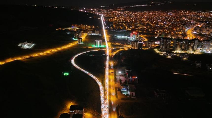 Tatilciler d&ouml;n&uuml;ş yolunda: 43 ilin ge&ccedil;iş noktasında kilometrelerce kuyruk