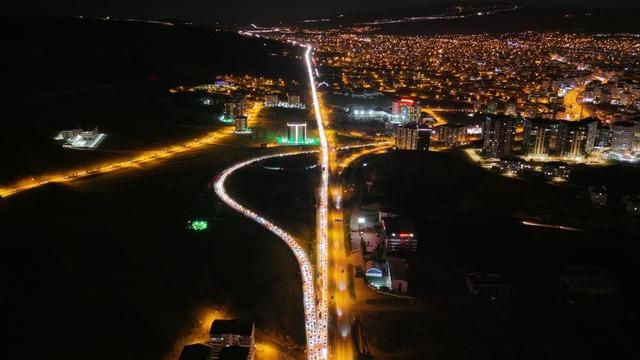 Tatilciler dönüş yolunda: 43 ilin geçiş noktasında kilometrelerce kuyruk