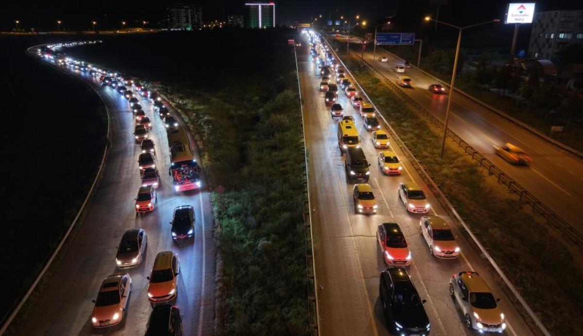 Tatilciler d&ouml;n&uuml;ş yolunda: 43 ilin ge&ccedil;iş noktasında kilometrelerce kuyruk 4