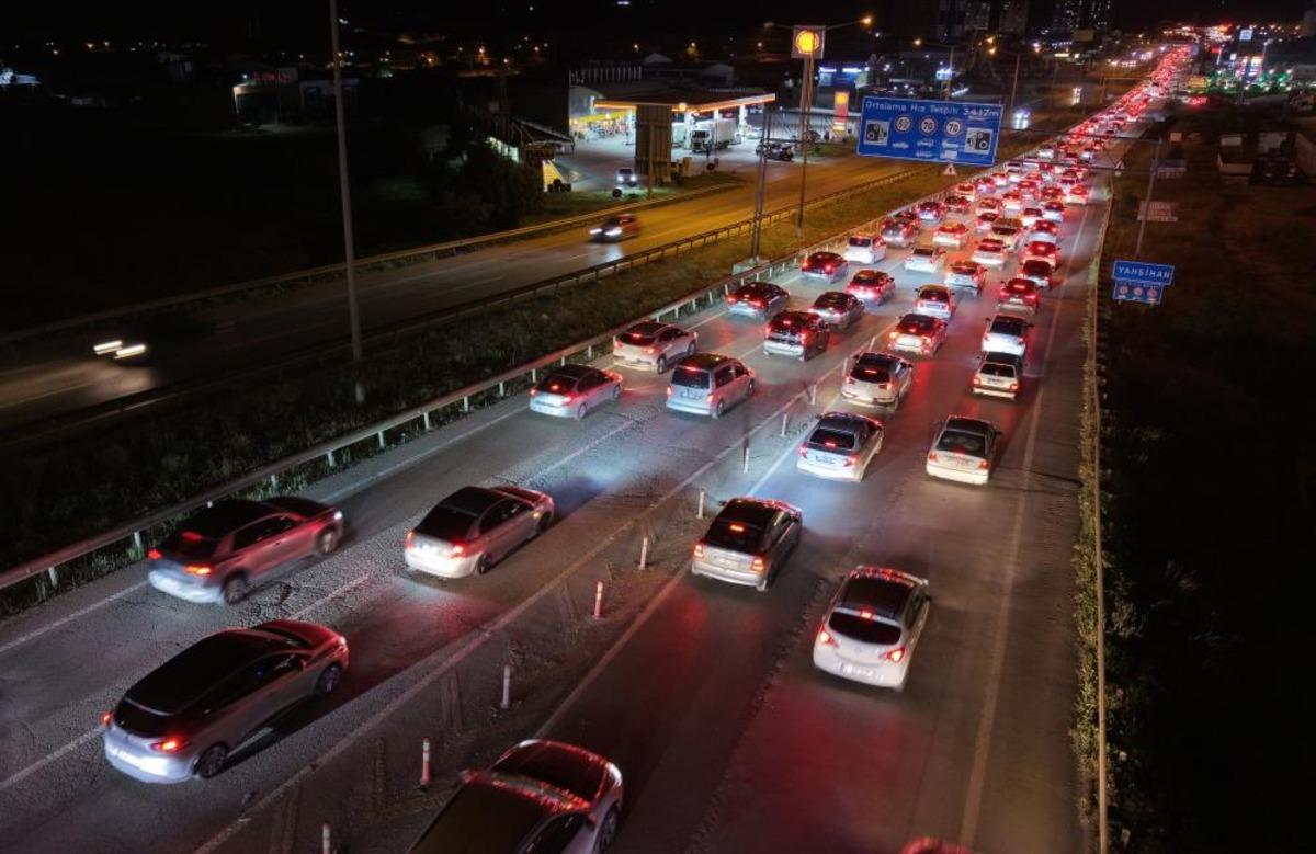 Tatilciler d&ouml;n&uuml;ş yolunda: 43 ilin ge&ccedil;iş noktasında kilometrelerce kuyruk 6
