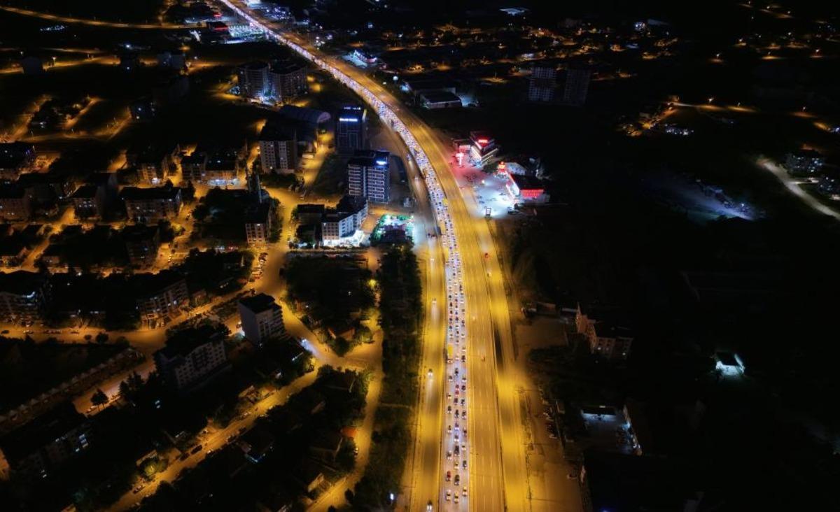 Tatilciler d&ouml;n&uuml;ş yolunda: 43 ilin ge&ccedil;iş noktasında kilometrelerce kuyruk 1