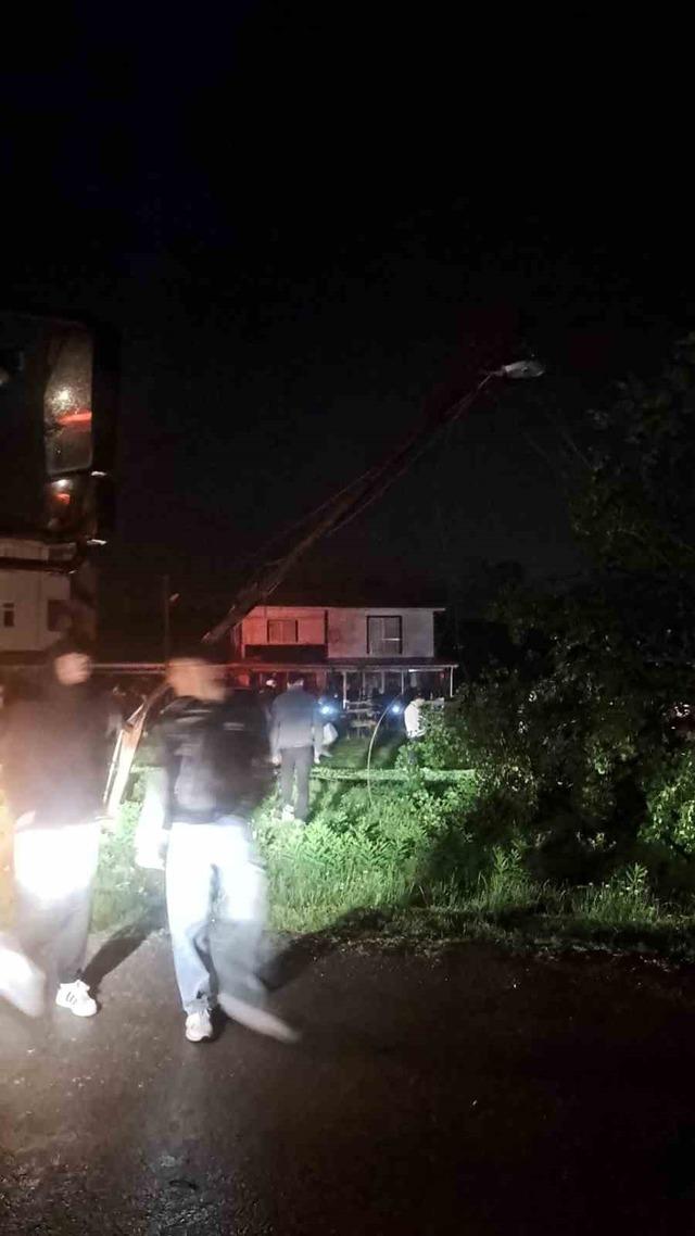 Bartın&rsquo;da şiddetli fırtına: ağa&ccedil;lar Otomobillerin &uuml;zerine devrildi 2
