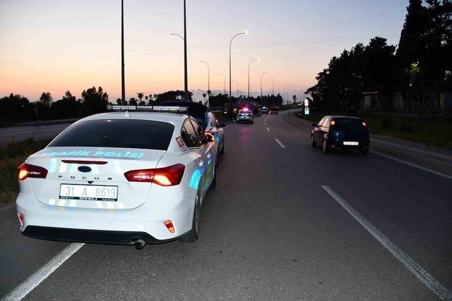 Hatay&rsquo;da kontrolden &ccedil;ıkan motosiklet devrildi: 2 &ouml;l&uuml; 1
