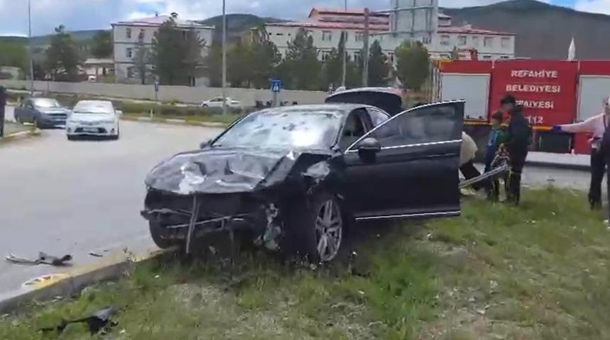 Refahiye&rsquo;de iki otomobil &ccedil;arpıştı: 6 yaralı